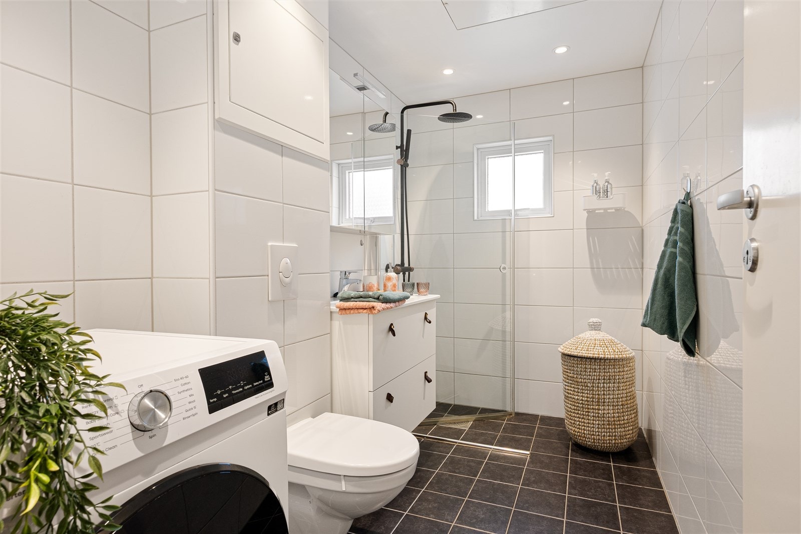 Bad som måler 4,5 kvm med gulvvarme. Badet og rør er oppgradert i regi av borettslaget i 2018! Galleribilde