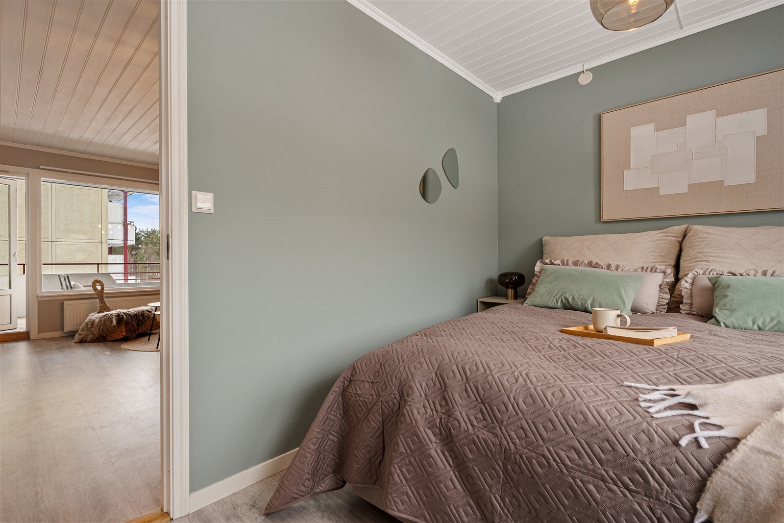 Fra stue er det tilkomst til leilighetens soverom, som praktisk ligger adskilt fra de andre soverommene. Galleribilde