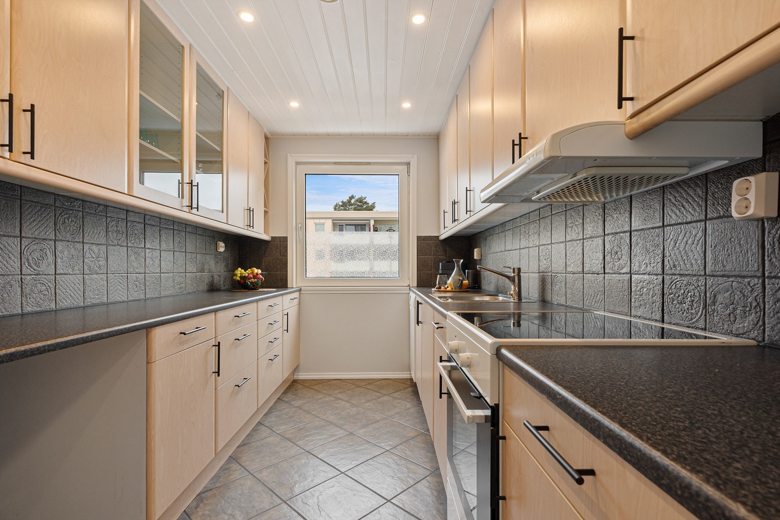 Rikelig med skap- og benkeplass til matlaging! Galleribilde