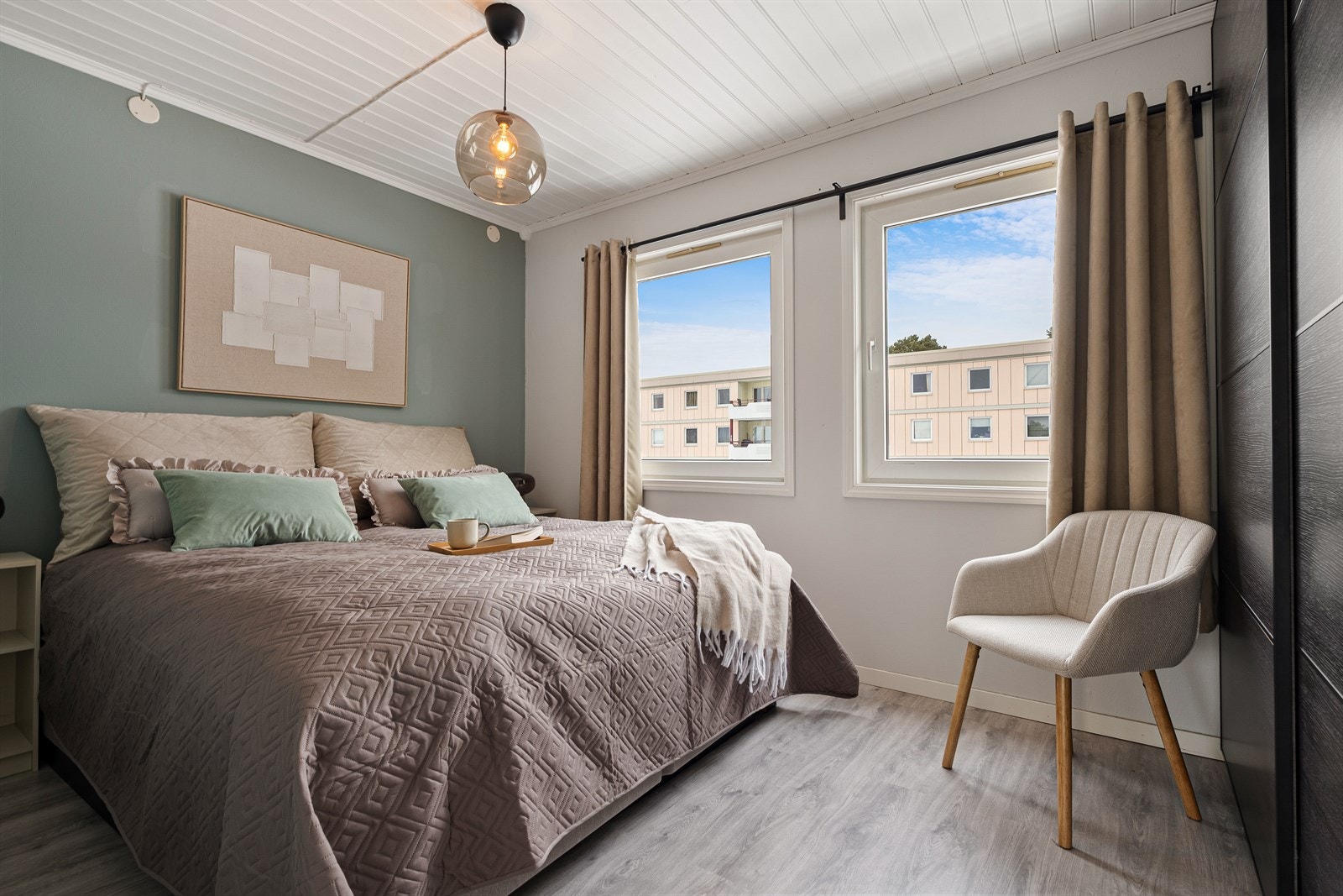 Hovedsoverommet måler 11,6 kvm og har god plass til dobbeltseng med tilhørende skapmøblement! Galleribilde