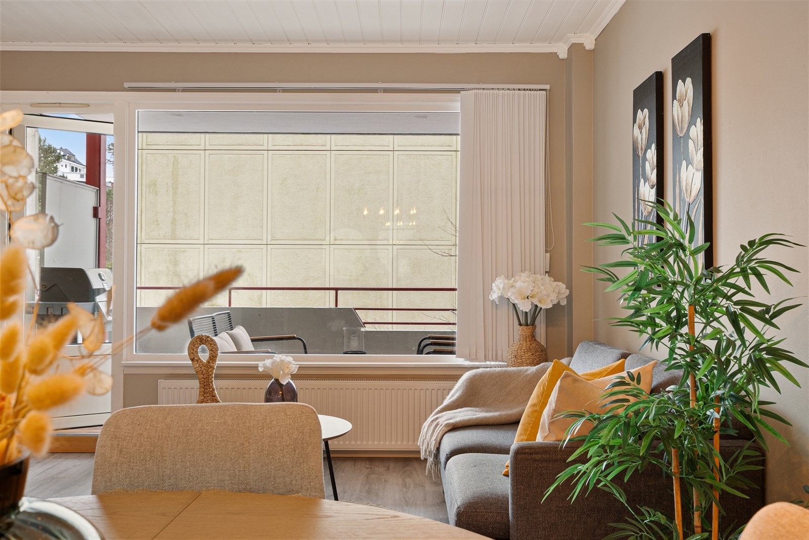 Fra stue er det utgang til solrik balkong på hele 10 kvm! Leiligheten er en høy 1.etasje! Galleribilde