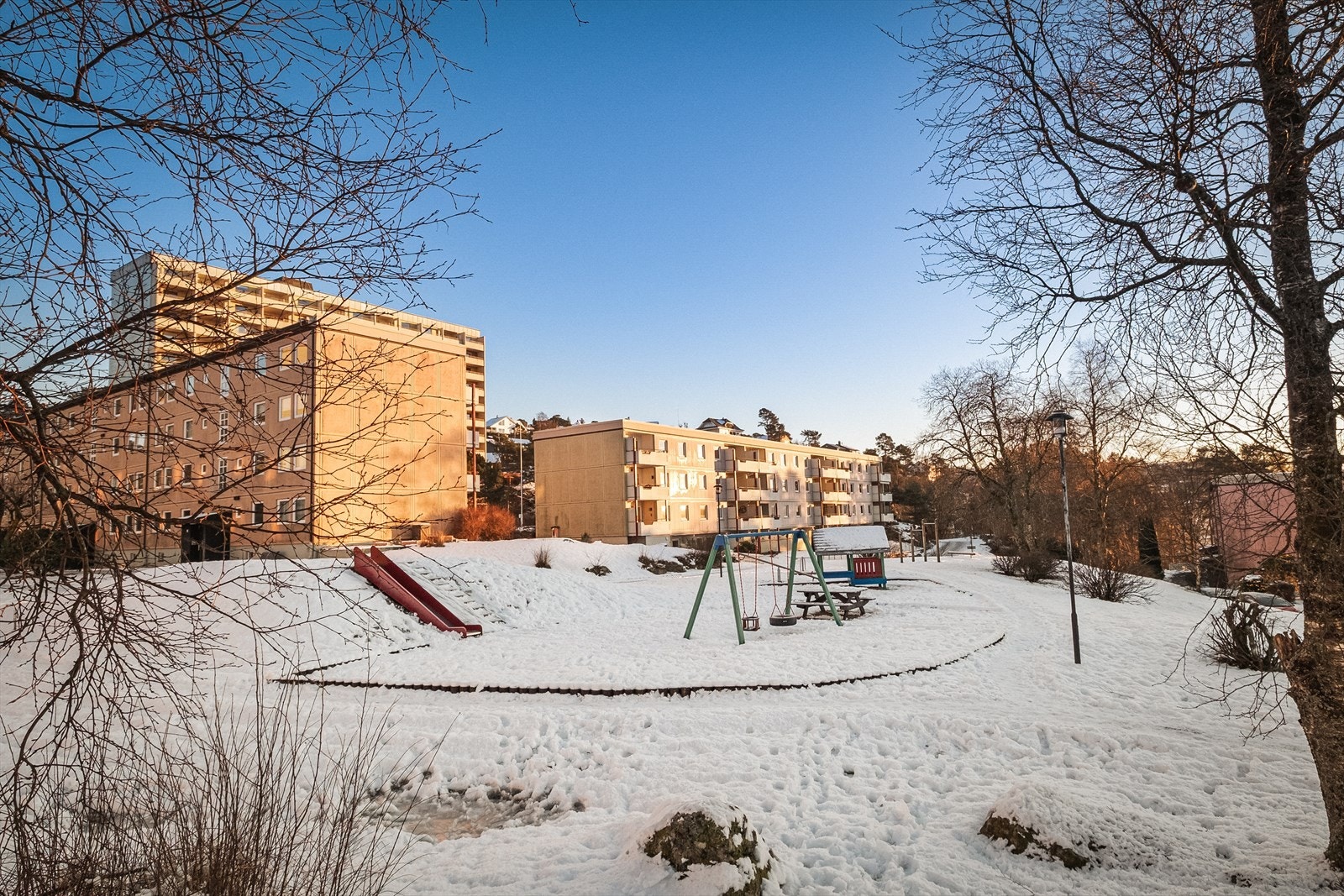 Boretteslagets tomt er pent opparbeidet med interne veier, lekeplass, ballplass, grøntarealer og diverese prydbusker/beplantning. Galleribilde