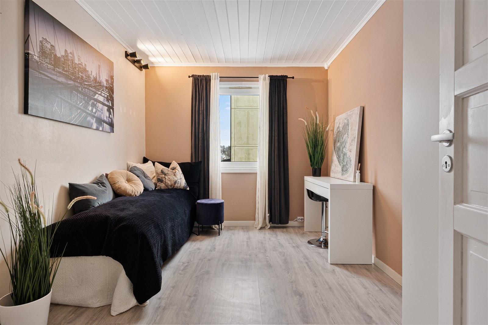 Soverom 2 er malt i moderne farger og måler 11 kvm! Galleribilde