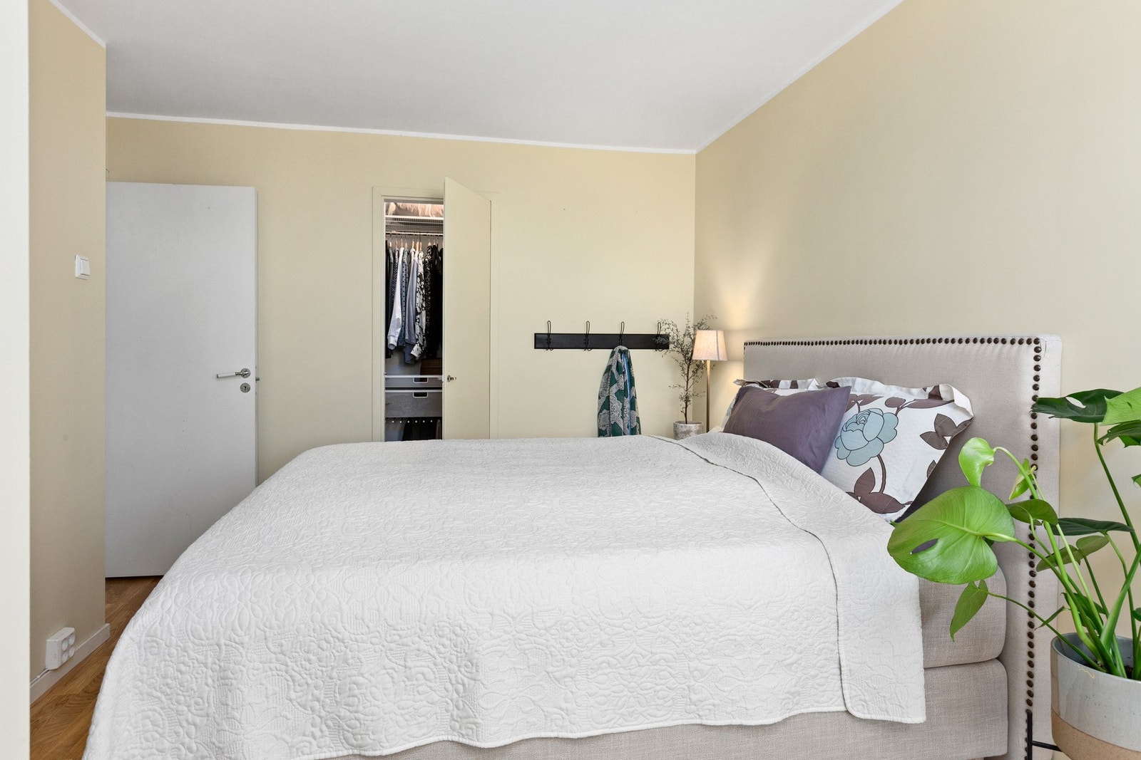 Ved hovedsoverommet er det tilgang til et omkledningsrom. Galleribilde