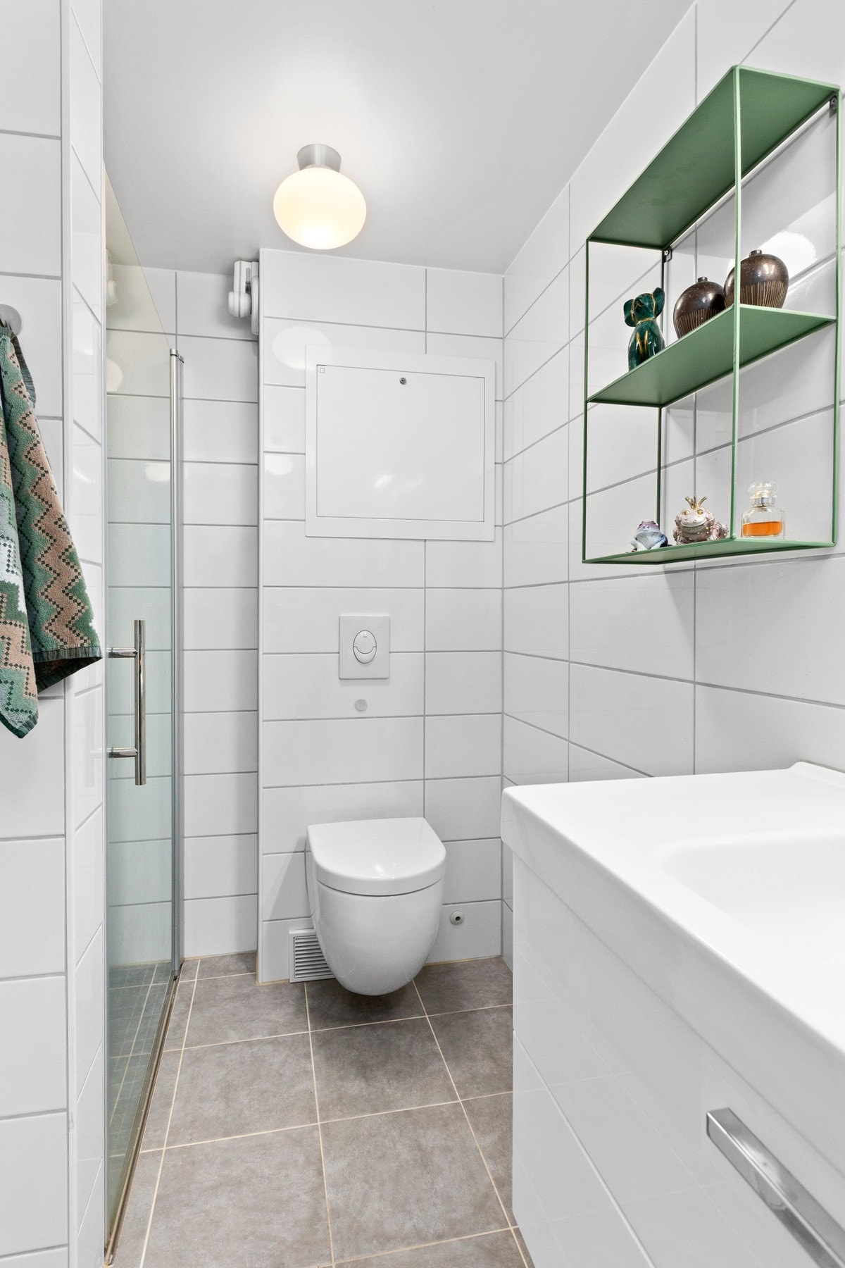 Flislagt bad med varme i gulv, som gir en behagelig start på dagen. Galleribilde