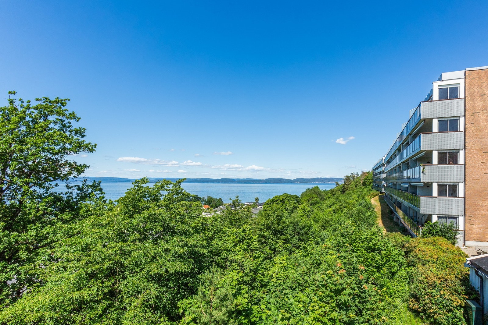 Borettslaget har en idyllisk beliggenhet i grønne og naturskjønne omgivelser Galleribilde