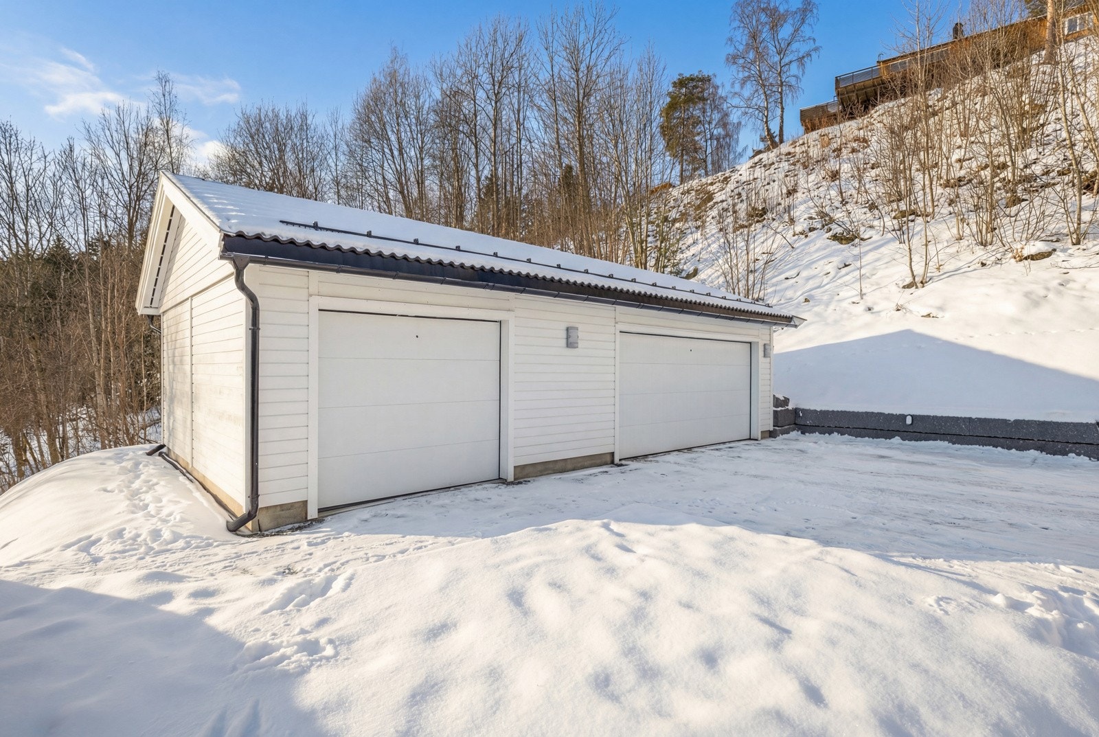 Stor garasje oppført i 2016 med leddport. Garasjen er på hele 64 kvm. Galleribilde