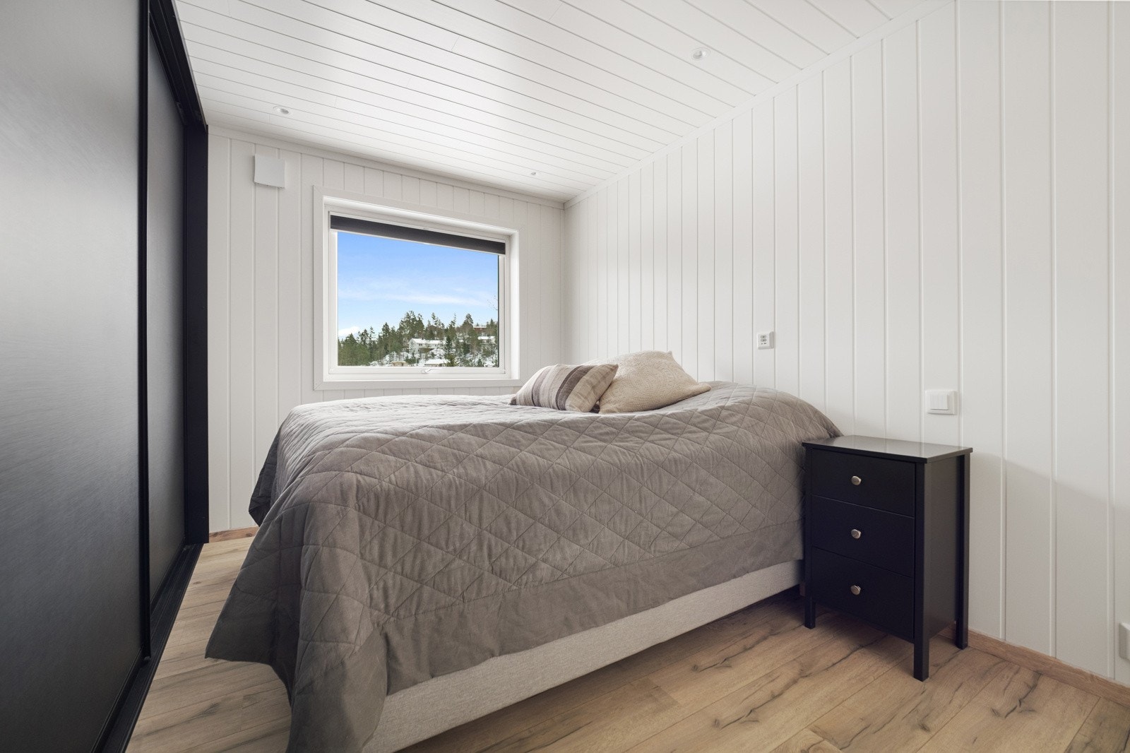 En stor skyvedørsgarderobe gir rikelig med oppbevaringsplass Galleribilde