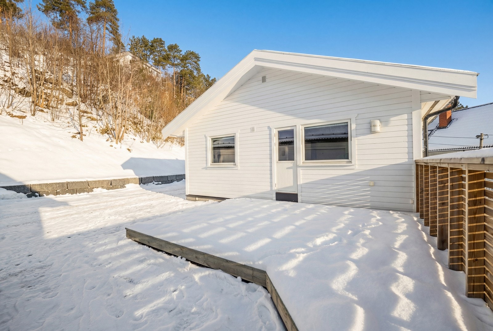 Utgang fra stuen til sørvendt terrasse på 21 kvm Galleribilde