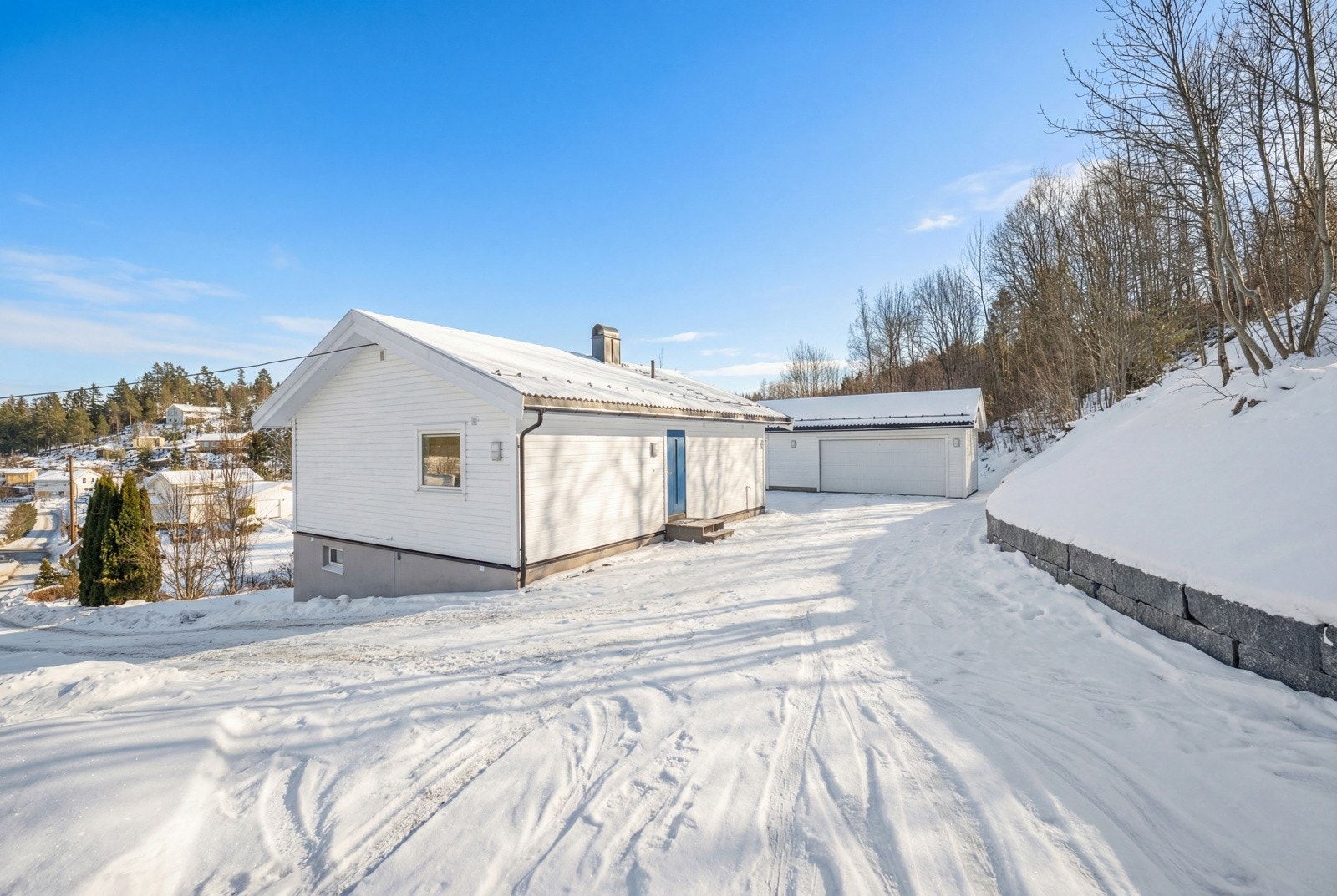 Eiendommen ligger fint til med fritt utsyn Galleribilde