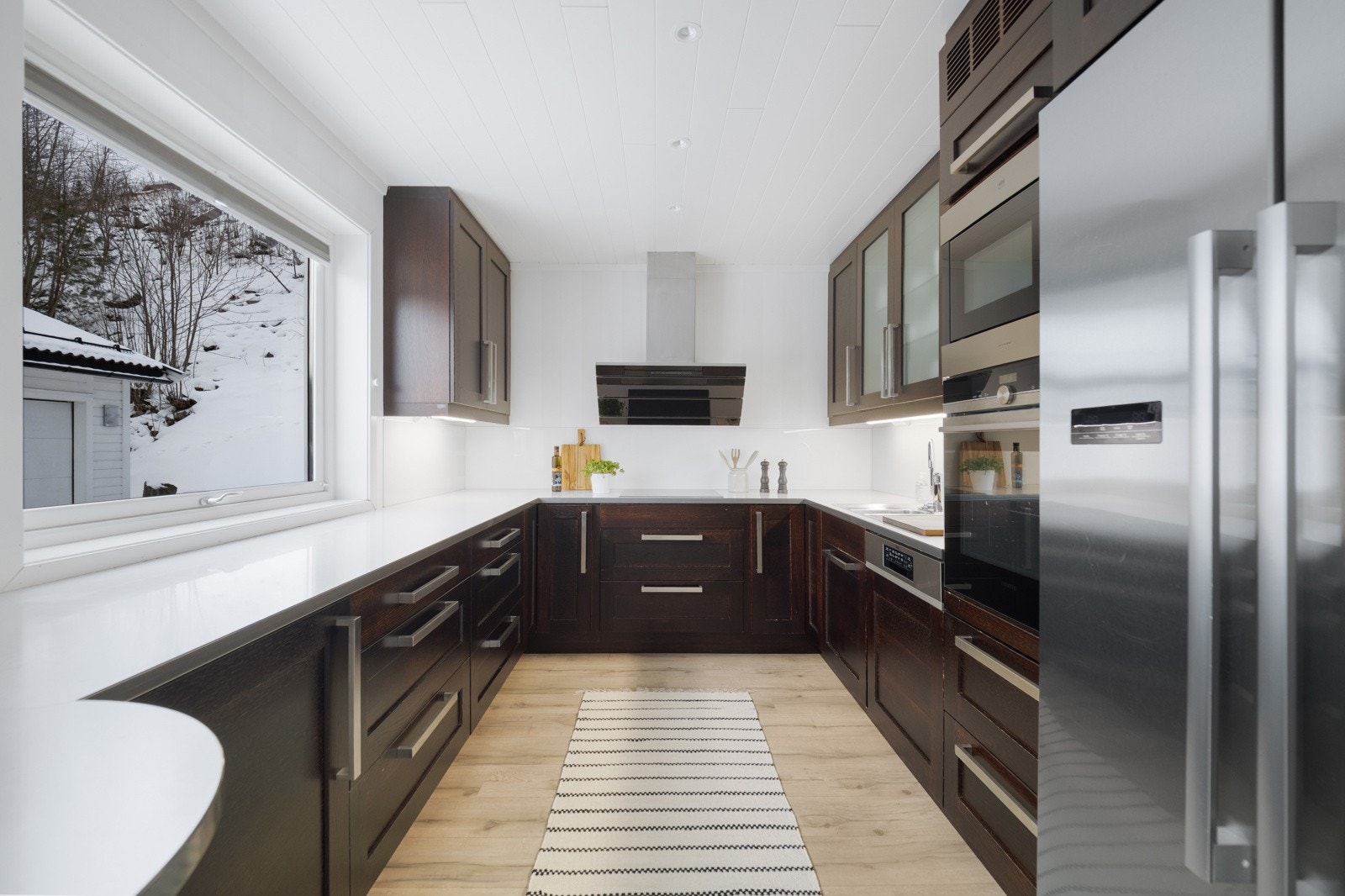 Pent kjøkken med åpen løsning mot stuen Galleribilde