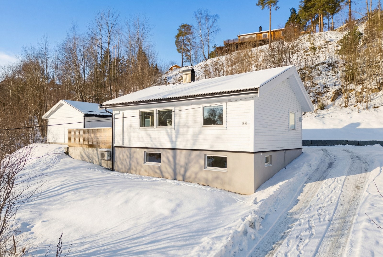 Utvendig kledning og yttertak ble byttet i 2009 og ny drenering ble lagt i 2021 Galleribilde