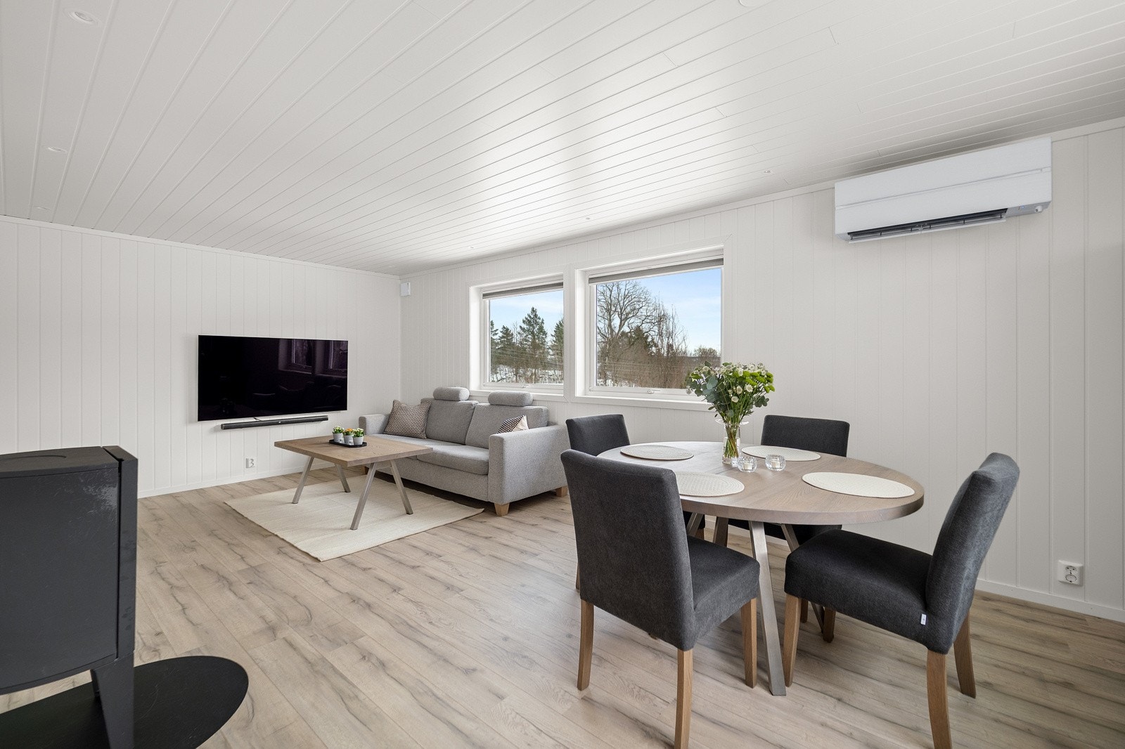 I tillegg til vedovn er det også montert varmepumpe i stuen (ny i 2019) Galleribilde