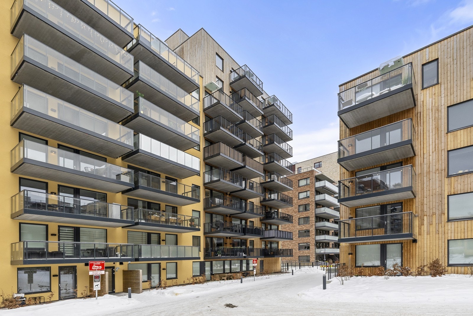 Bygget er fra 2024 og har en moderne fasade med teglstein, murpuss og panel. Galleribilde