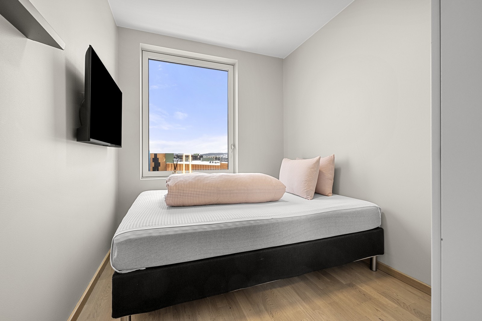 Også dette rommet har en praktisk størrelse og gode lysforhold. Galleribilde