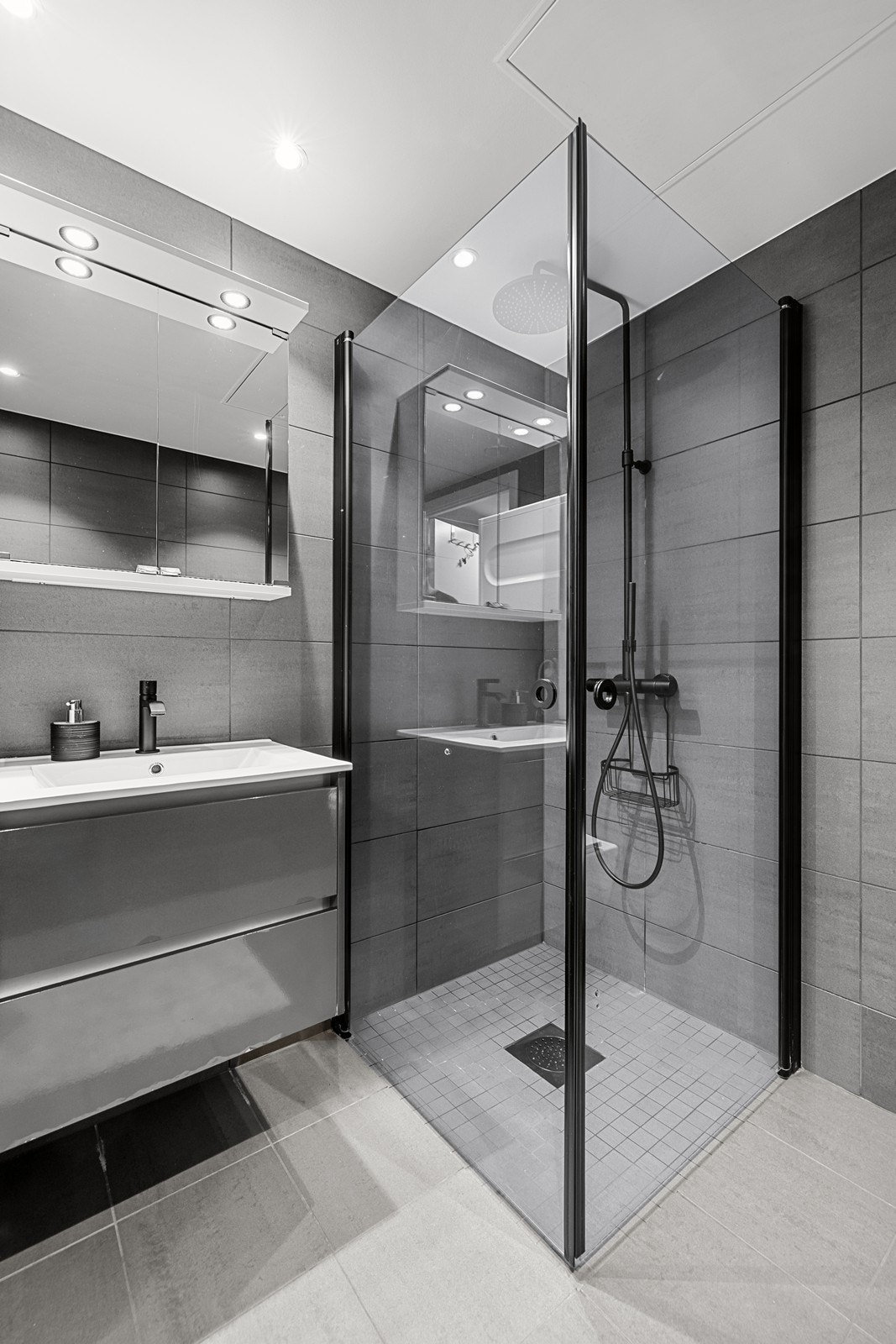 Innredningen består av en heldekkende servant og speilskap med belysning. Gulvvarme gir ekstra komfort. Galleribilde