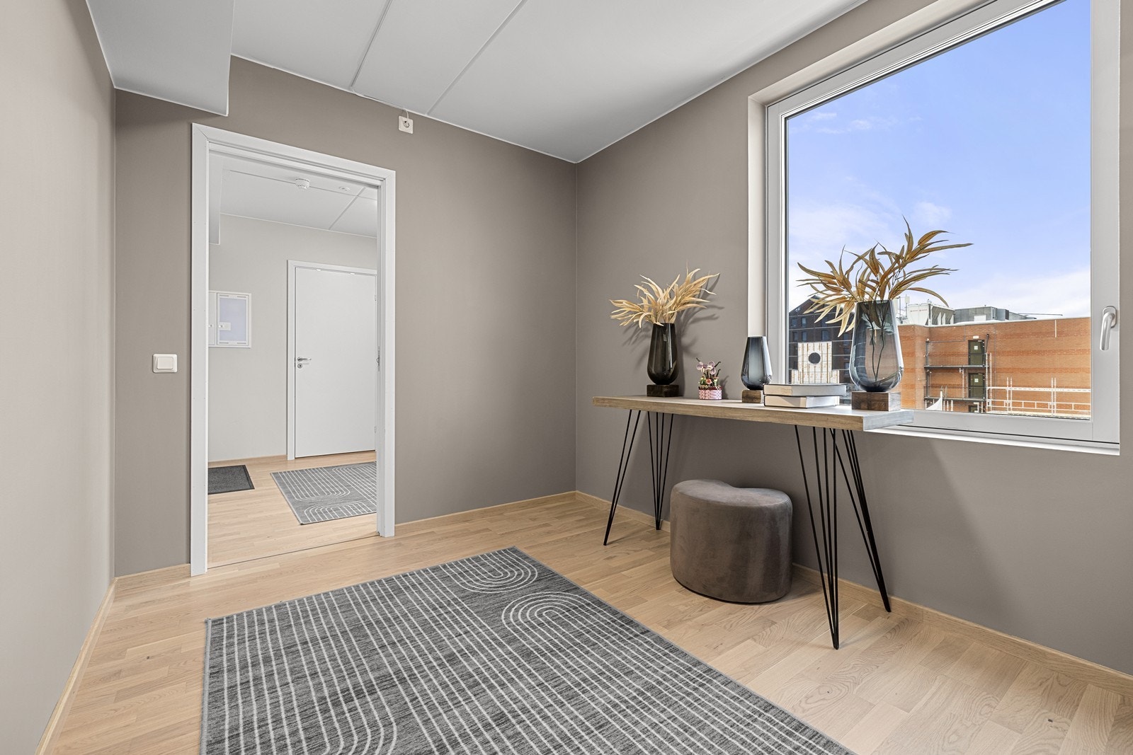 Takhøyden på opptil 2,52 m gir en luftig atmosfære i hele leiligheten. Galleribilde