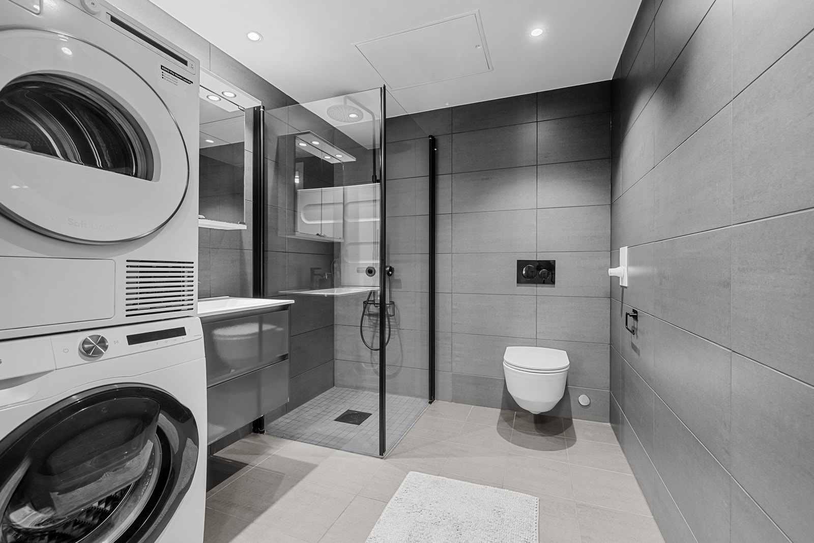 Badet er en prefabrikkert kabin med opplegg for både vaskemaskin og tørketrommel. Galleribilde