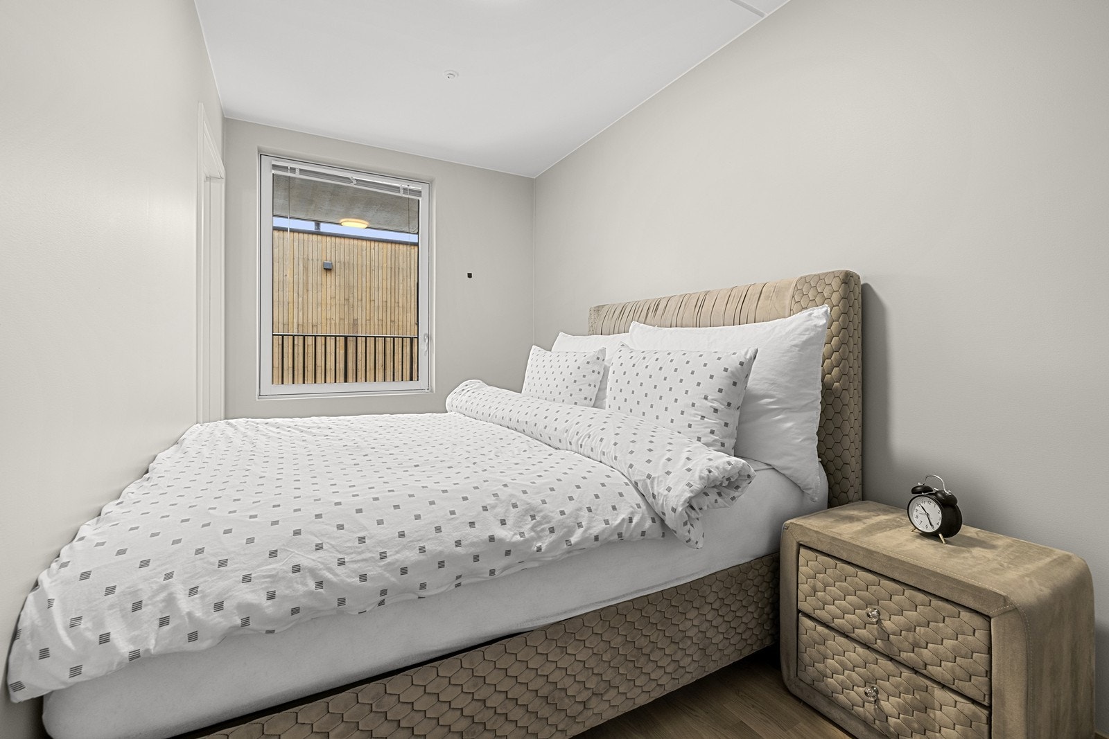 Hovedsoverommet har god plass til dobbeltseng og nattbord. Galleribilde