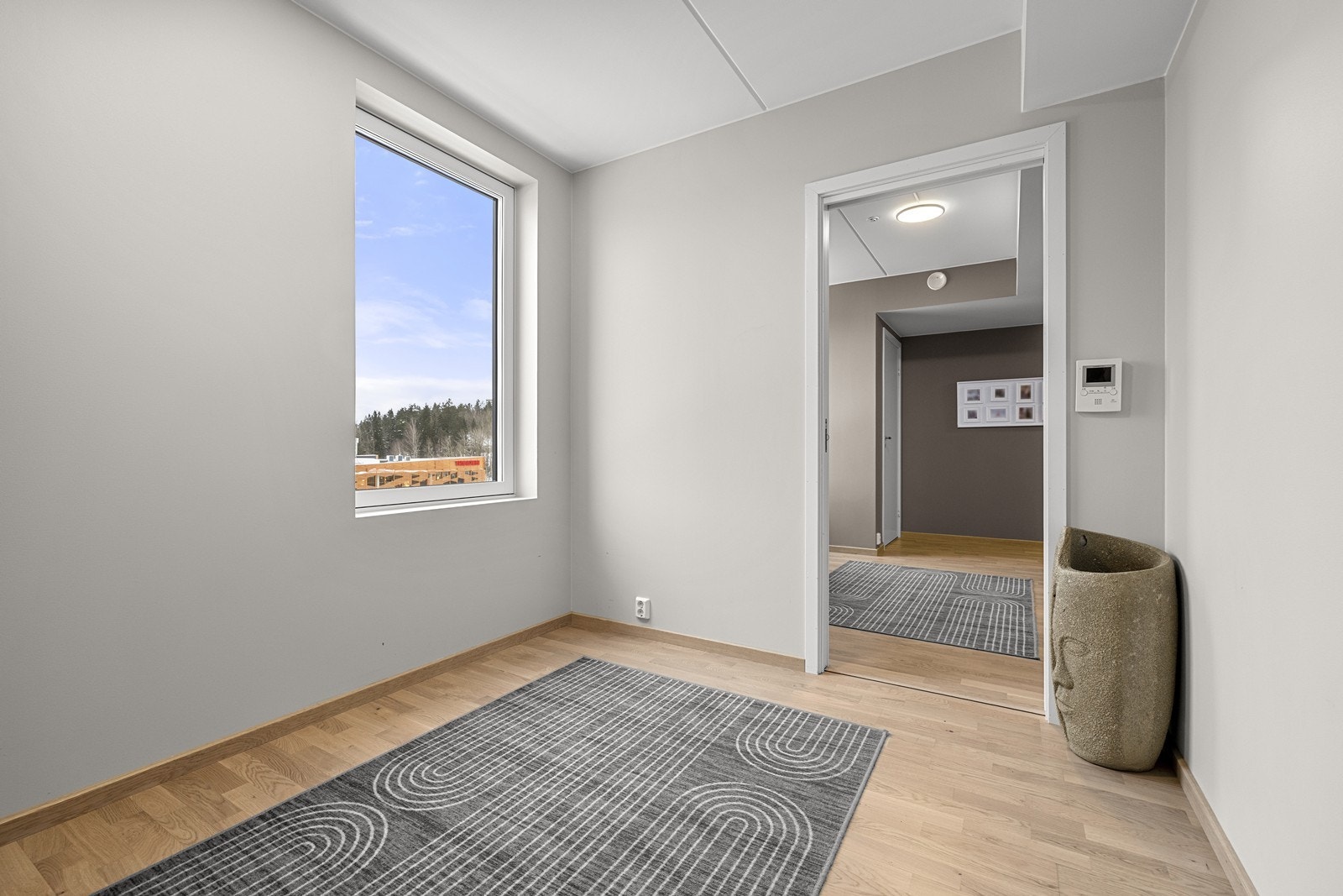 Fra entreen ledes du videre inn i en romslig gang som binder rommene sammen. Galleribilde