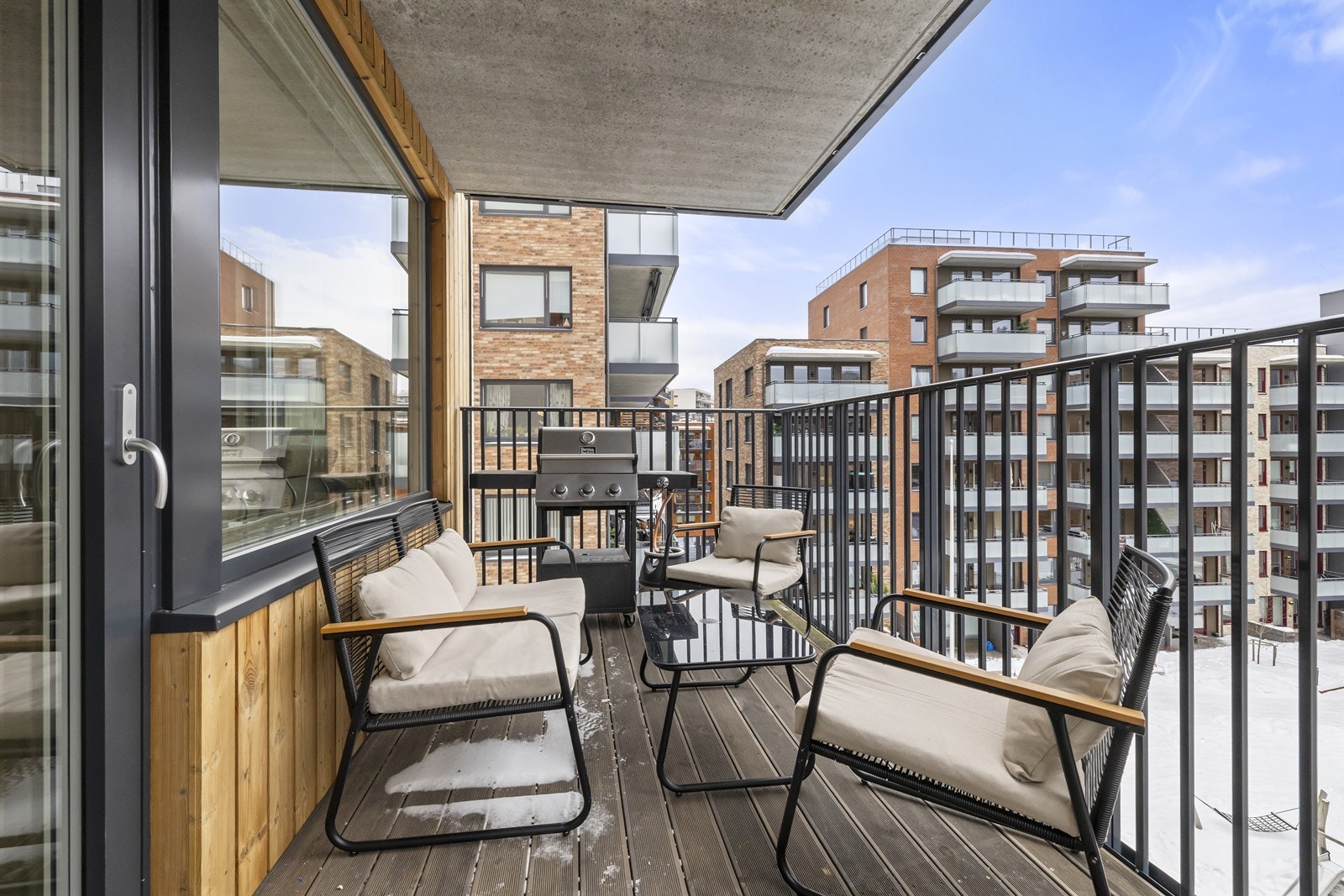 Balkongen har god plass til utemøbler og grill. Galleribilde