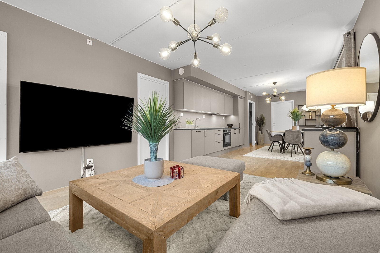 Et helhetlig og moderne uttrykk med slette, malte vegger og tak. Galleribilde