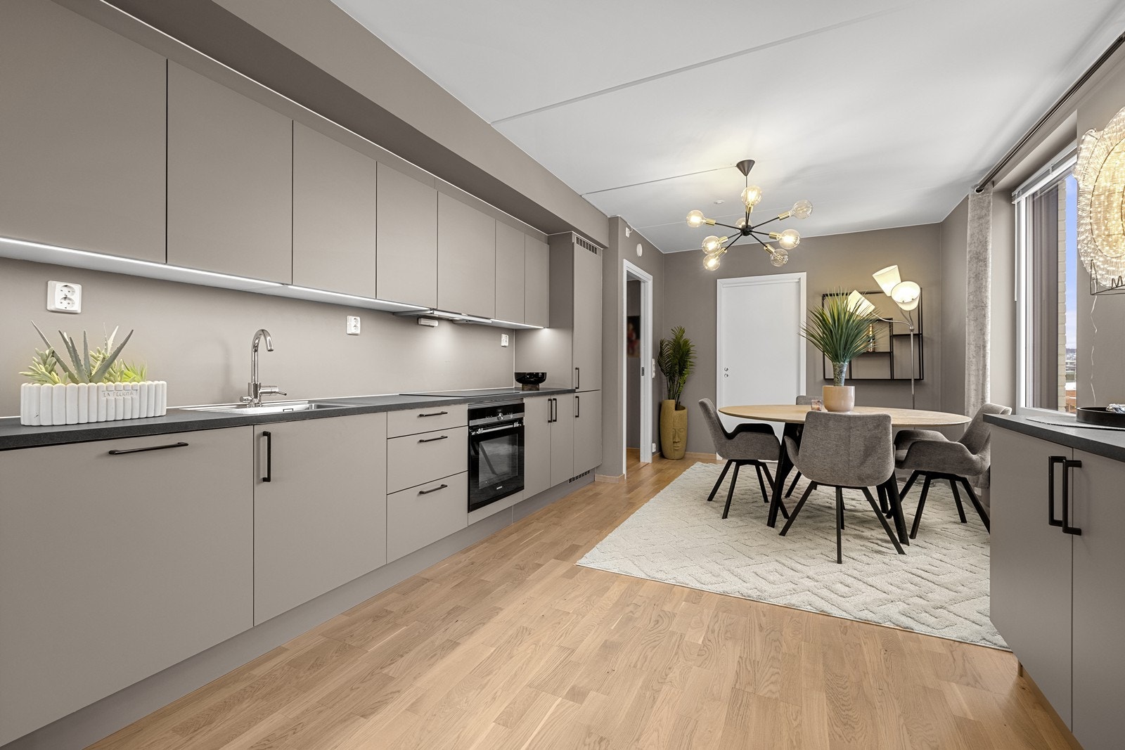 Alle hvitevarer som komfyr, oppvaskmaskin, kjøleskap og frys er integrert. Galleribilde