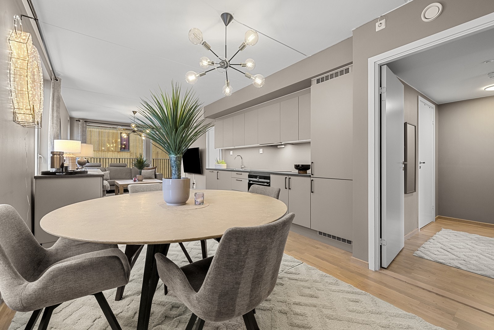 Den åpne løsningen gir god plass til en egen spisesone i tilknytning til kjøkkenet. Galleribilde