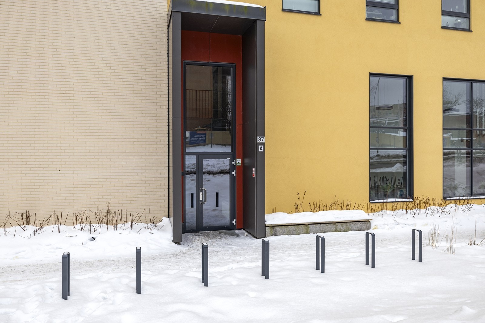 Adkomst til leiligheten via et felles trapperom med personheis. Galleribilde