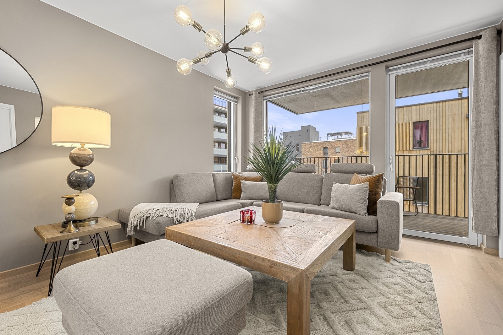 Balkongdøren binder ute- og inneområdet sømløst sammen. Galleribilde