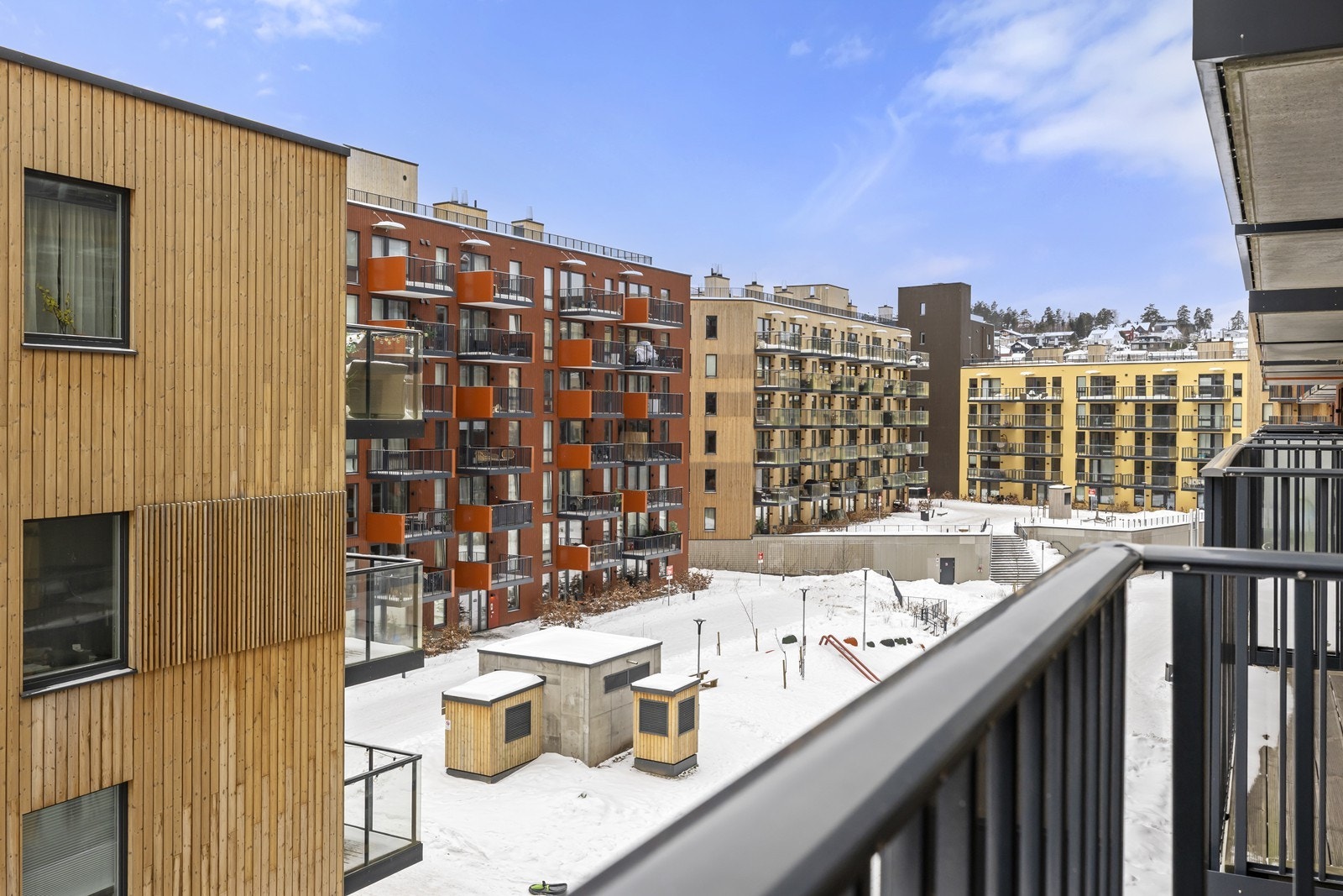 Fra leiligheten har du utsyn over pent opparbeidede fellesarealer. Galleribilde