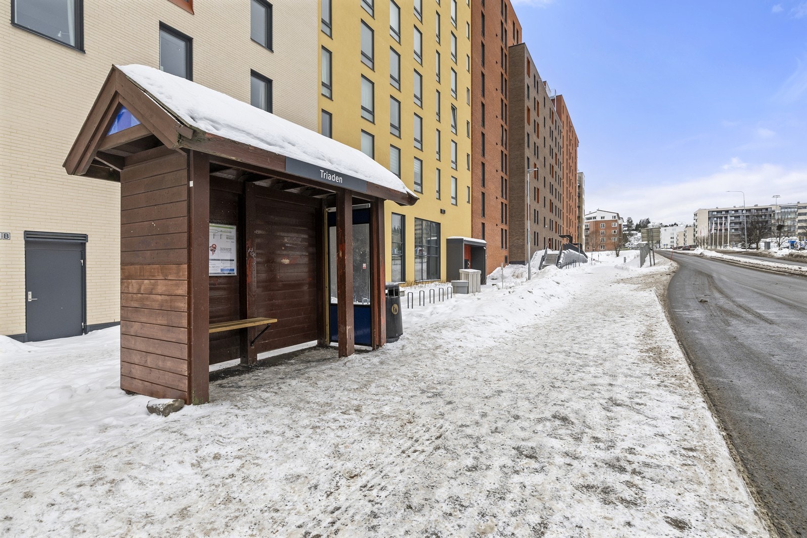 Bussholdeplassen Triaden ligger like ved, med hyppige avganger mot blant annet Oslo. Galleribilde