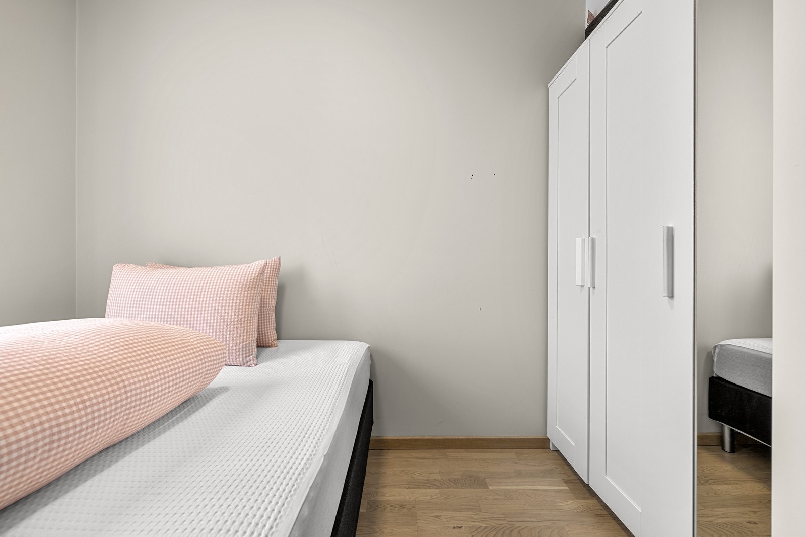 Rommet gir fleksibilitet for både seng og garderobeløsning. Galleribilde