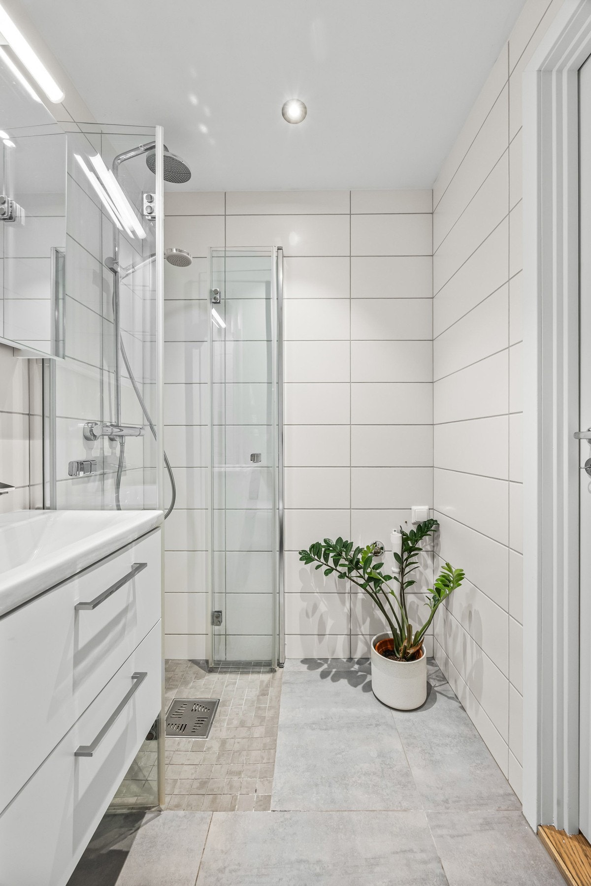 Opplegg for vaskemaskin er etablert, og badet har downlights, varmekabler og vegghengt toalett Galleribilde