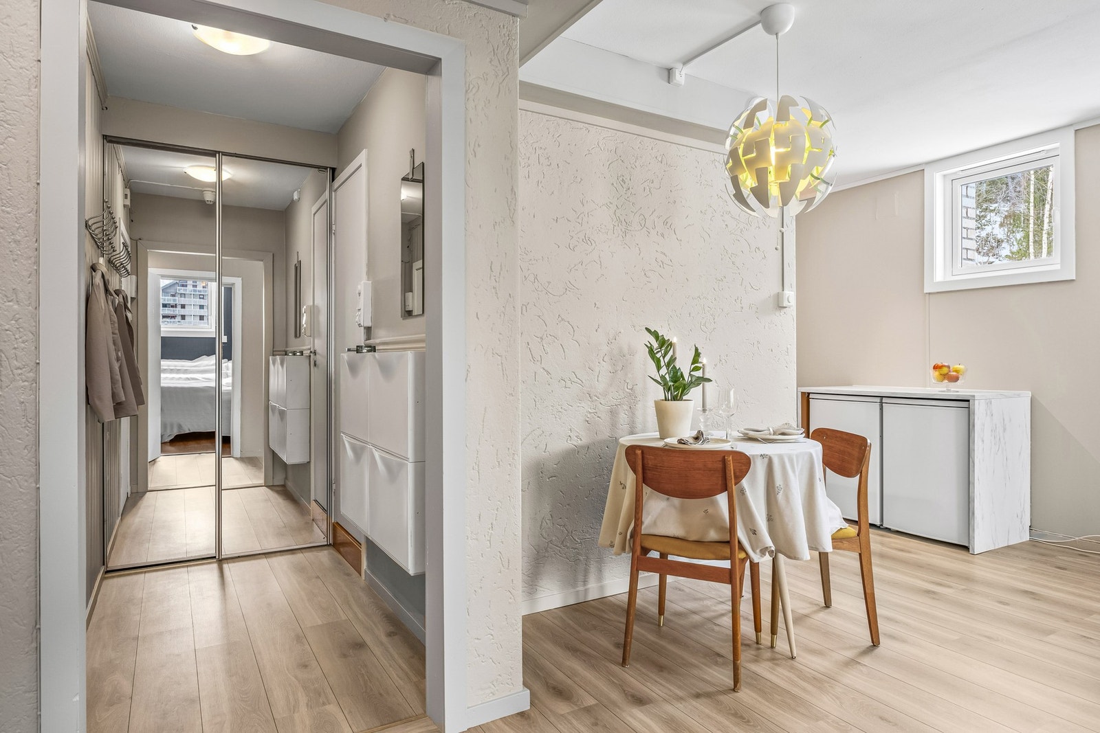 Stuen er naturlig inndelt i ulike soner, og nærmest kjøkkenet er det rom for en hyggelig, liten spiseplass Galleribilde