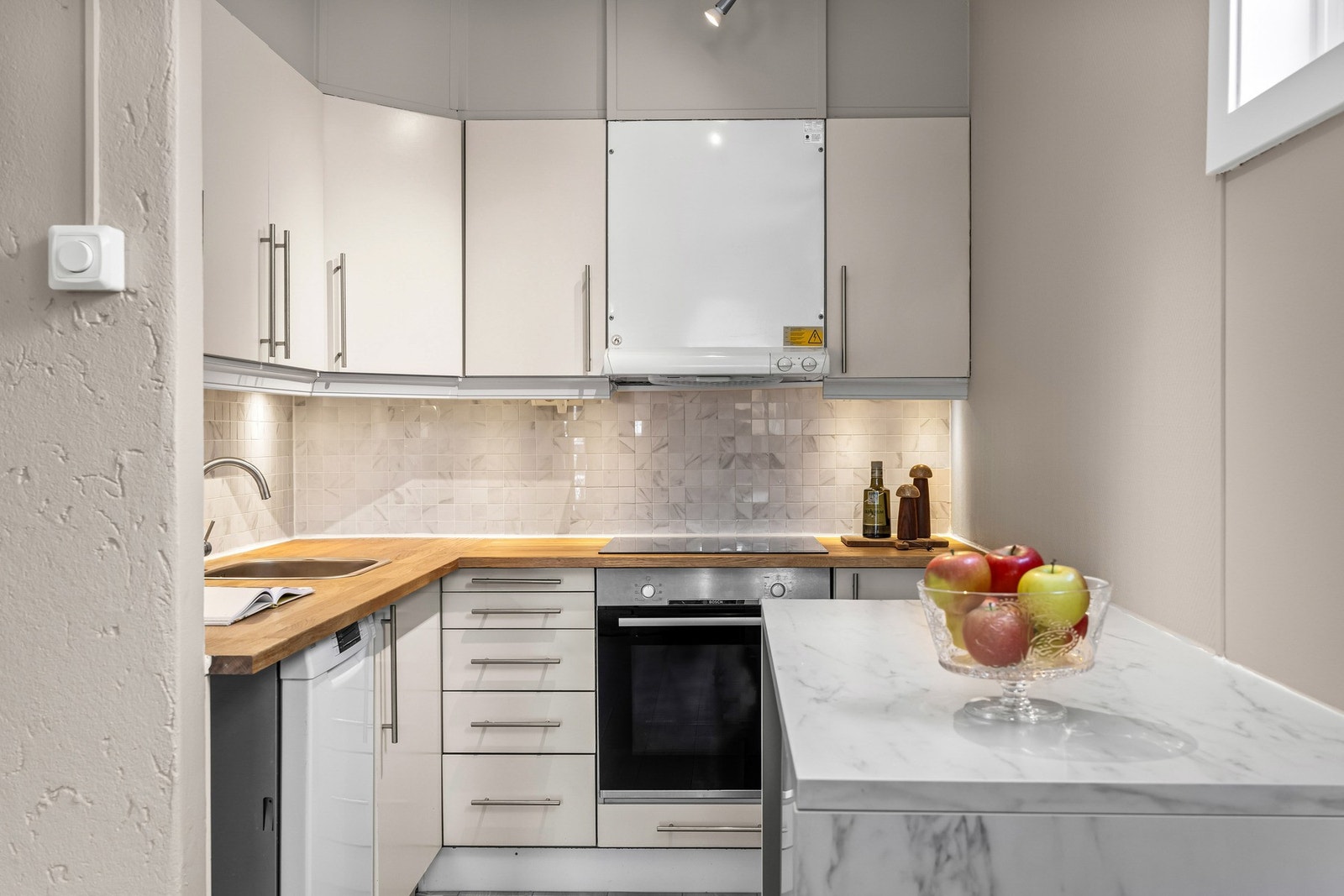 Innredningen har lyse, glatte fronter som matcher veggene, og i 2025 ble det satt inn en ny, heltre benkeplate Galleribilde