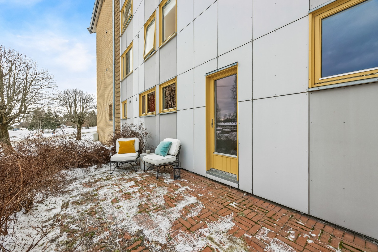 Markterrassen rammes fint inn av en hekk, og innbyr til stille stunder så vel som lange, sosiale kvelder Galleribilde