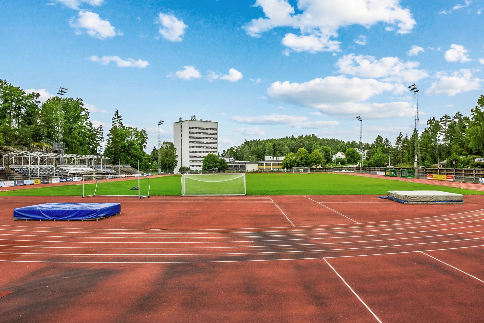 Sofiemyr stadion ligger ca. 450 meter unna leiligheten Galleribilde