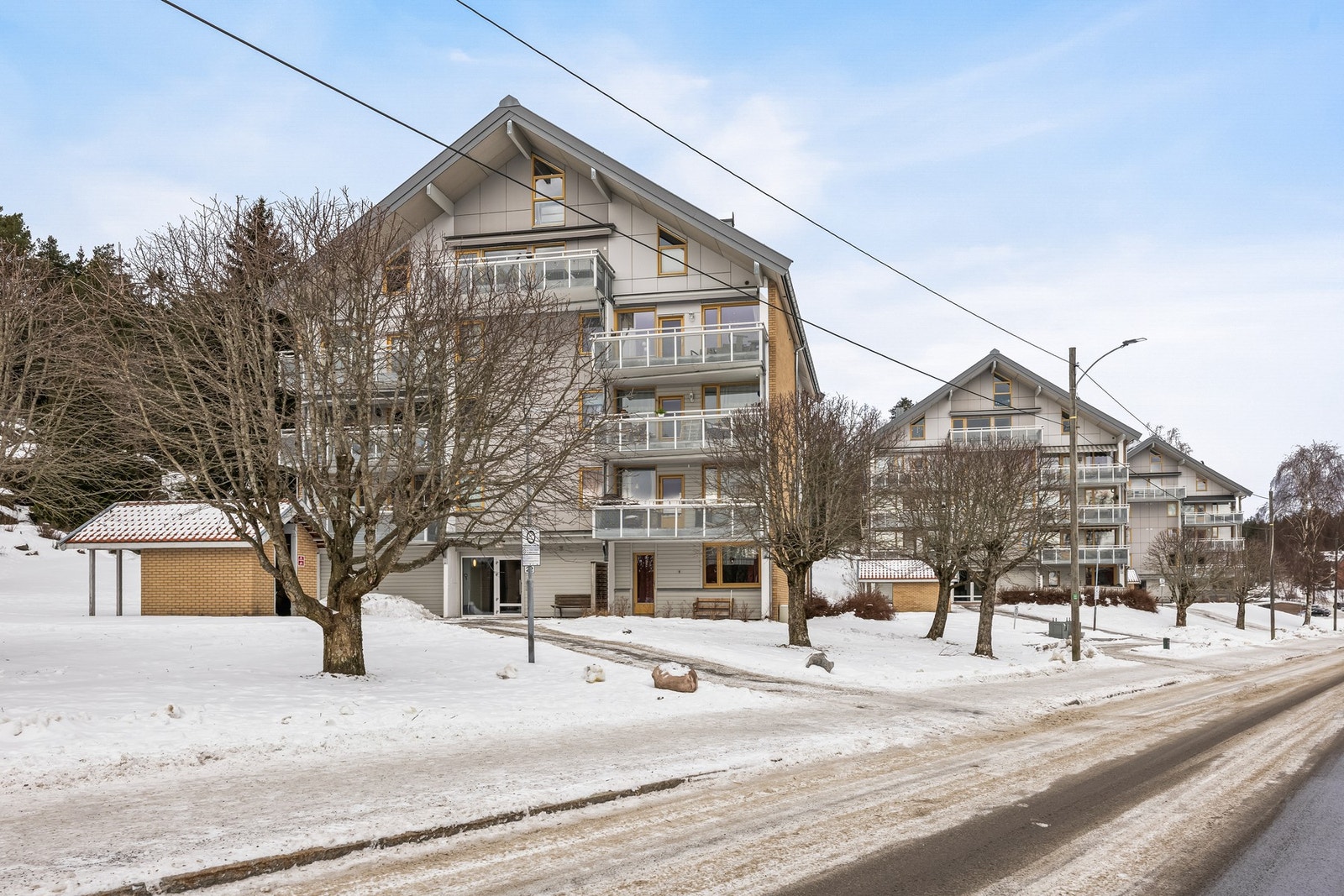 Beliggenheten er sentral og attraktiv, med nærhet til butikker, og godt kollektivtilbud, inkludert direktebuss til Oslo i rushtiden Galleribilde