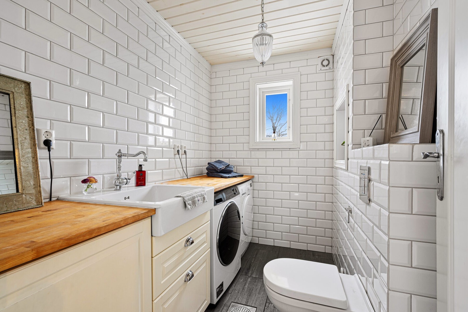 Et praktisk vaskerom i 1. etasje som også har vegghengt toalett Galleribilde