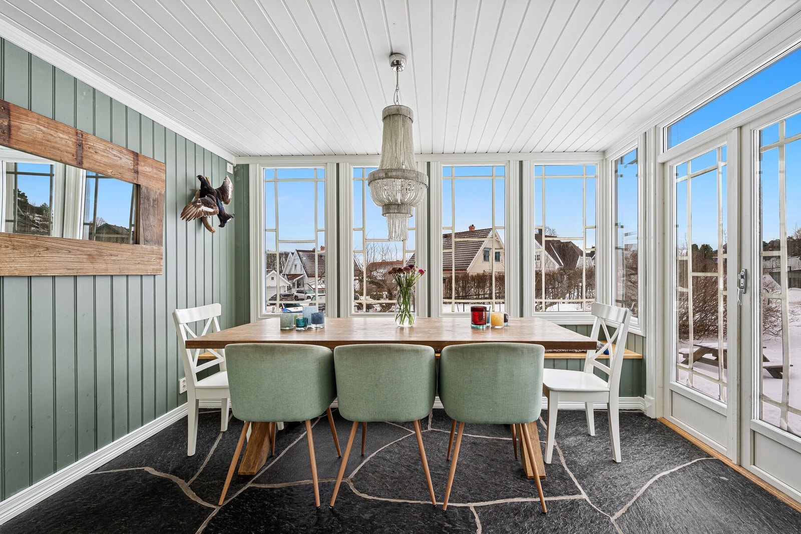 Flott innglasset del av verandaen med skifergulv og varmekabler Galleribilde