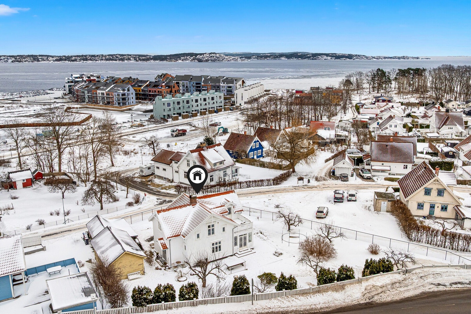 Boligen ligger på en stor, solrik tomt med fine uteplasser Galleribilde