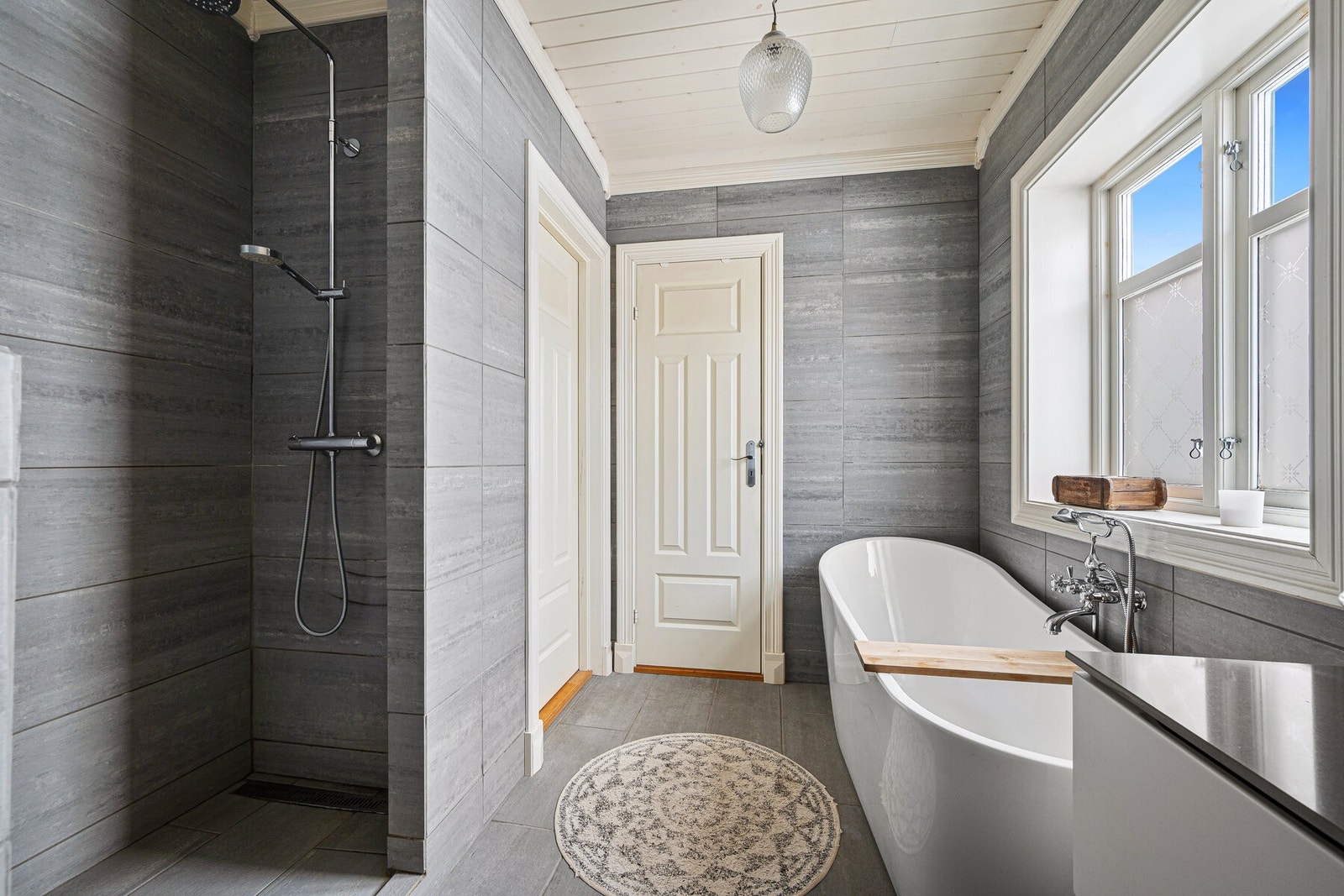 Badet har både badekar og dusjnisje Galleribilde