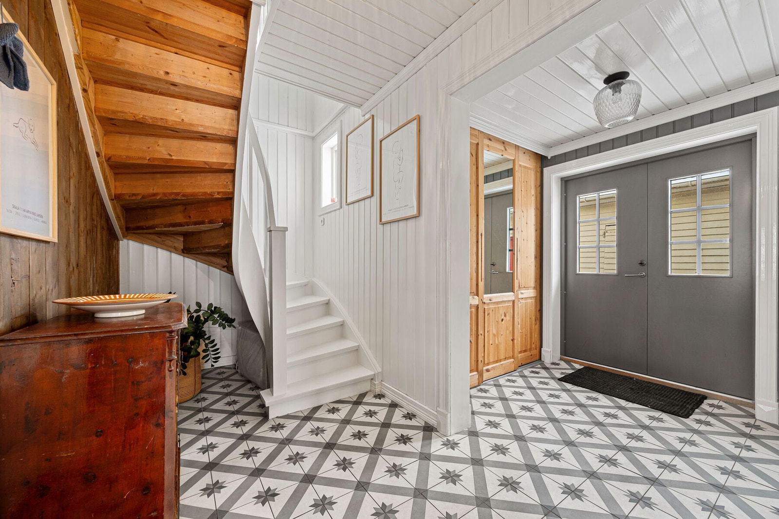 Fra gangen er det trapp til 2. etasje Galleribilde