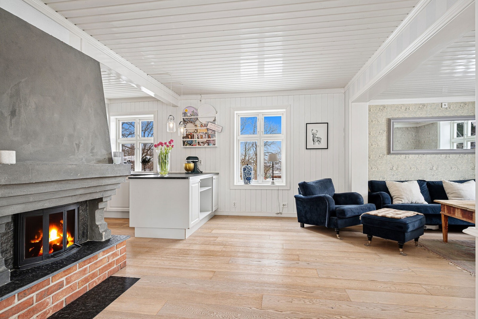 Lys og romslig stue med flott peisovn Galleribilde