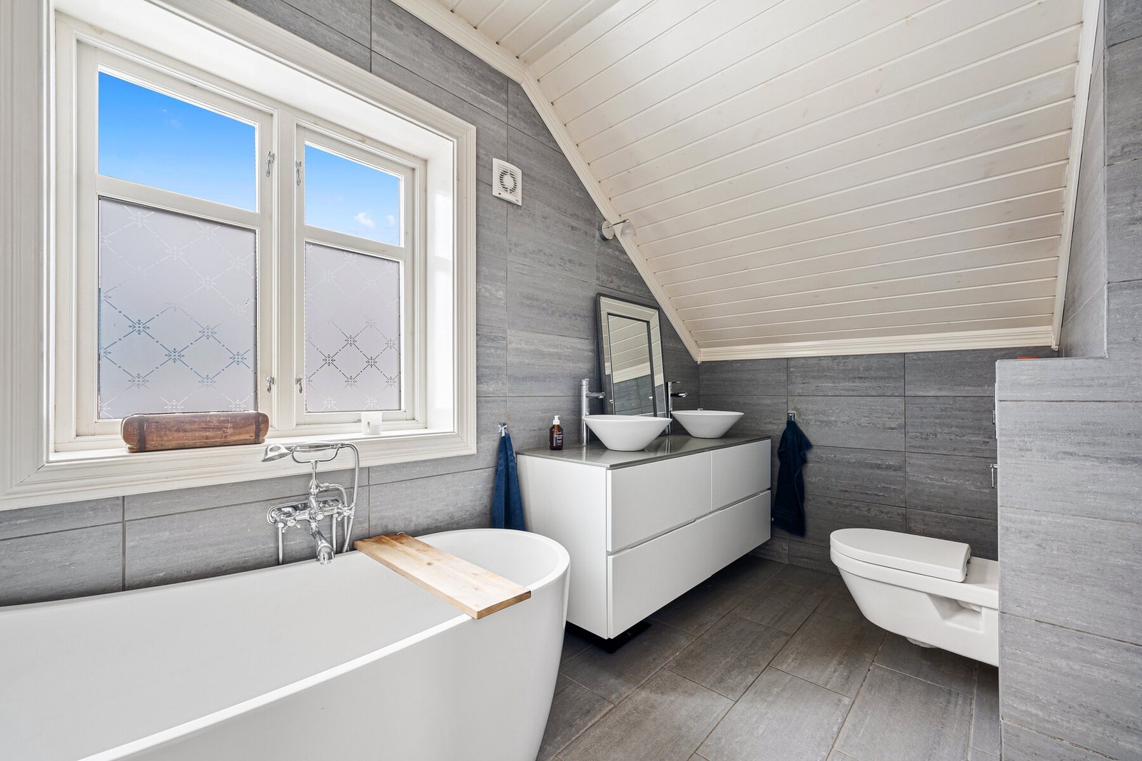 Pent, flislagt bad i 2. etasje Galleribilde