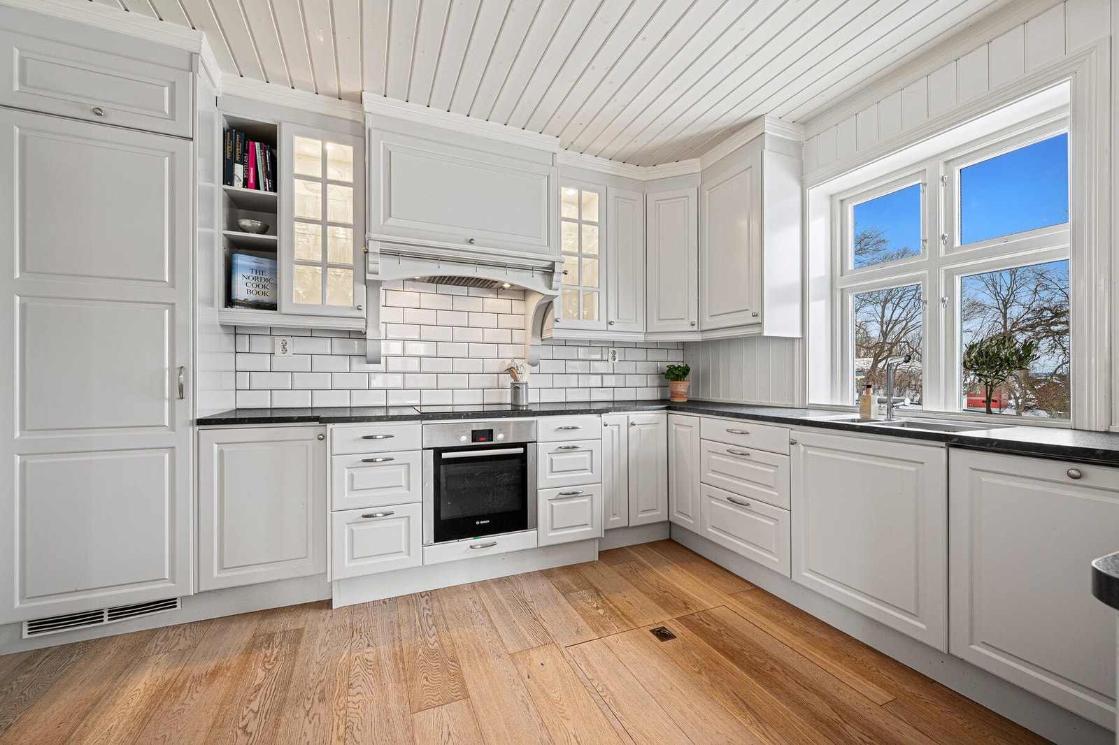 Kjøkkenet har rikelig med skuffer, skap og benkeplass Galleribilde