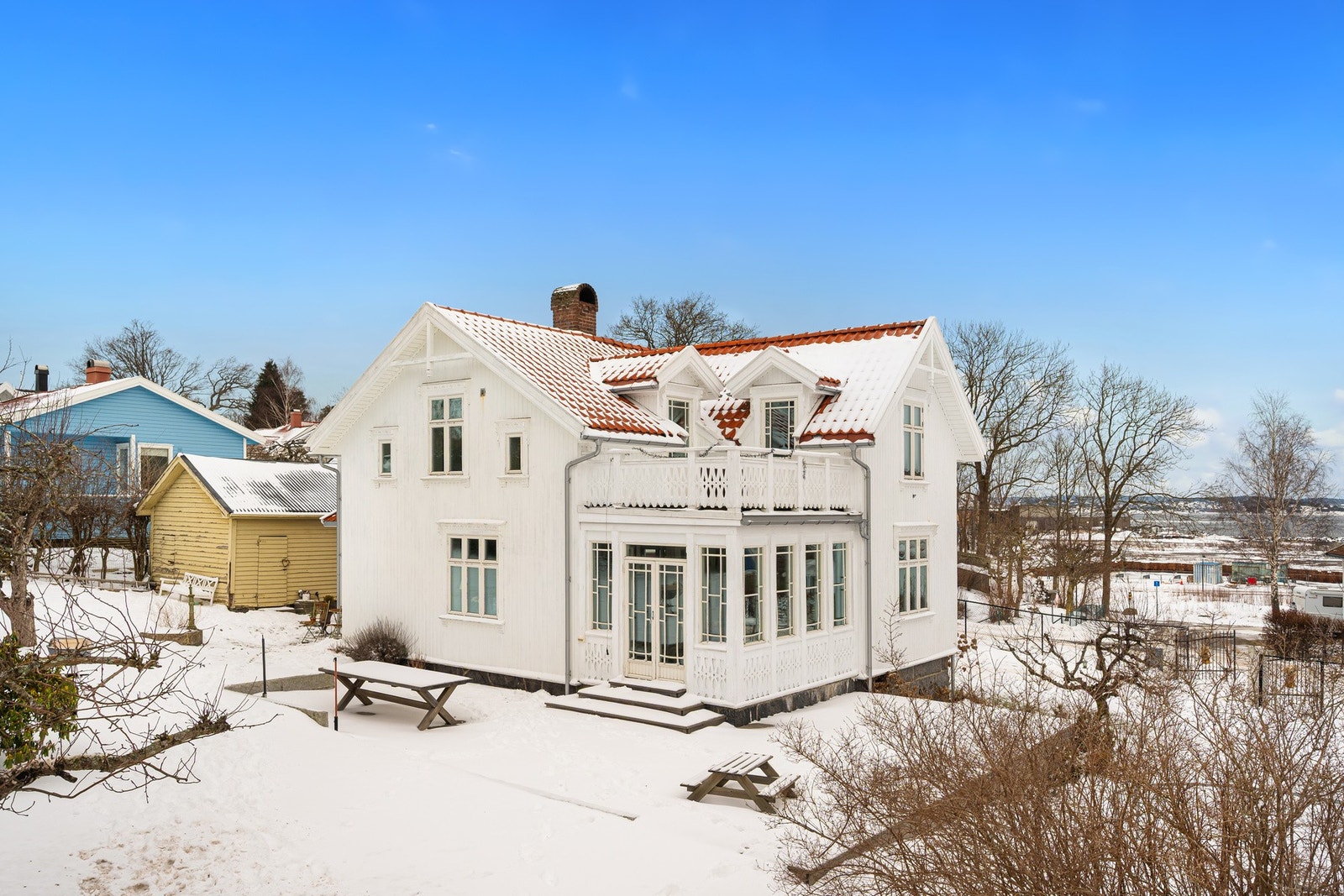 Hele tomten er inngjerdet og pent opparbeidet Galleribilde