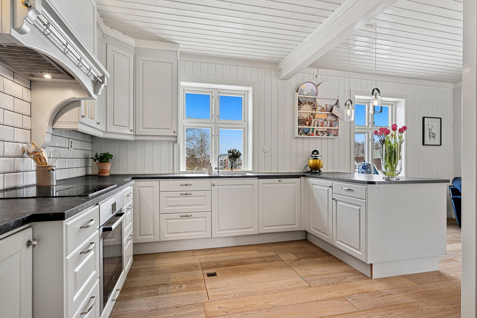 Pent, klassisk kjøkken fra Drømmekjøkkenet med integrerte hvitevarer Galleribilde