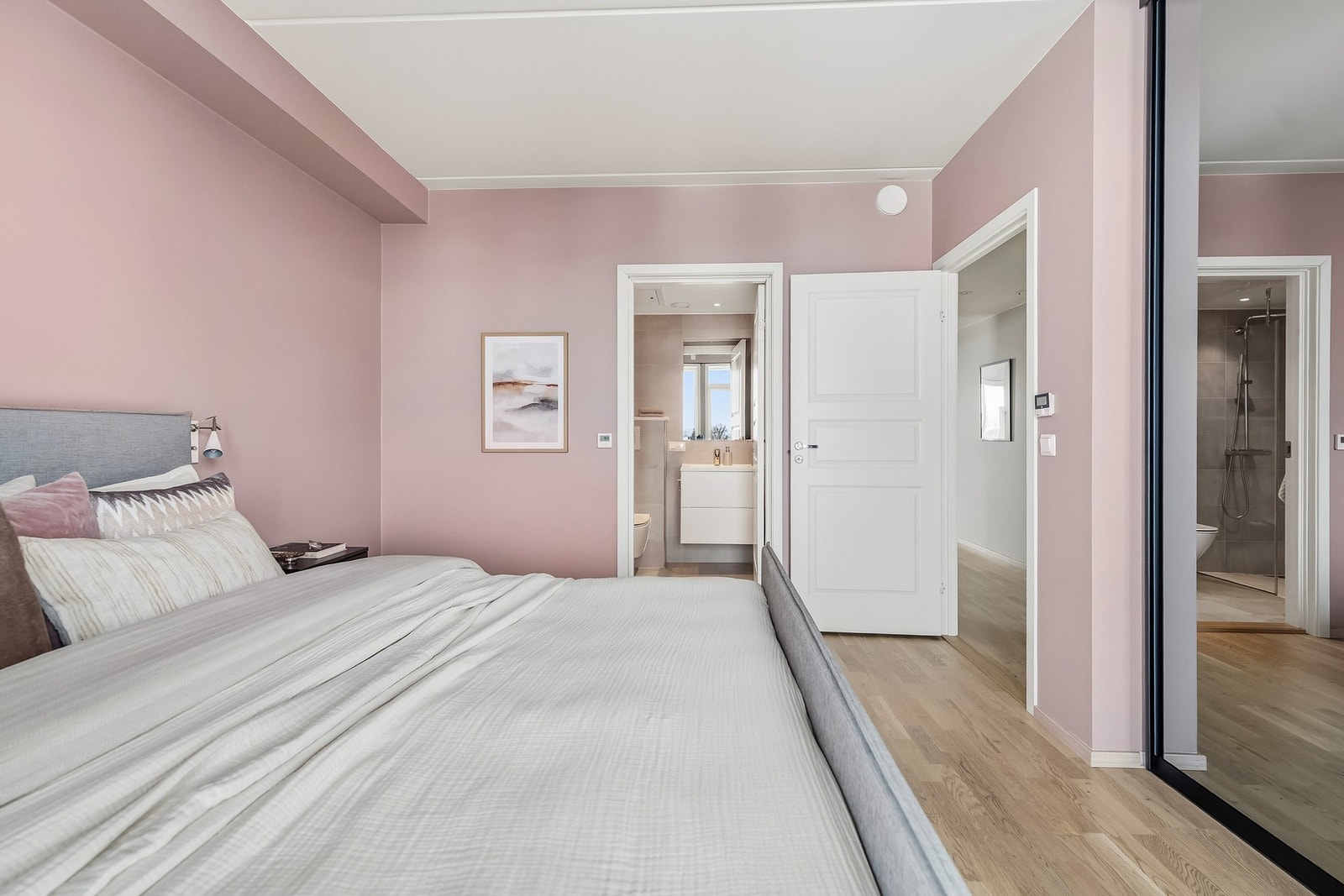 Hovedsoverommet fremstår lyst og ryddig med gode innredningsmuligheter. Direkte adkomst til privat bad og balkong. Galleribilde